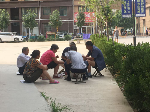 在小區(qū)內(nèi)休息的老人 在小區(qū)內(nèi)休息的老人