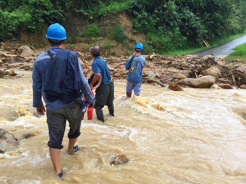 正在進行搶修干式變壓器現(xiàn)場 正在進行搶修干式變壓器現(xiàn)場